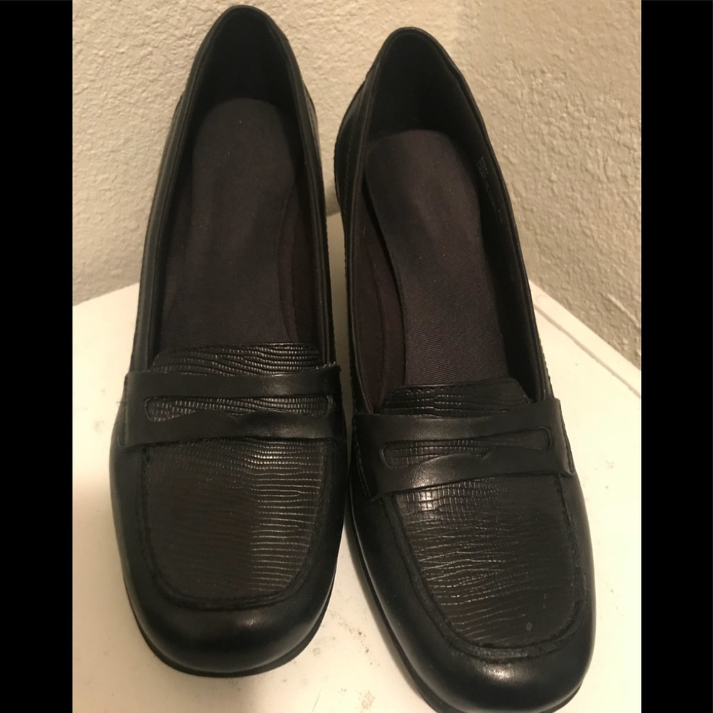 Clark’s Black pumps